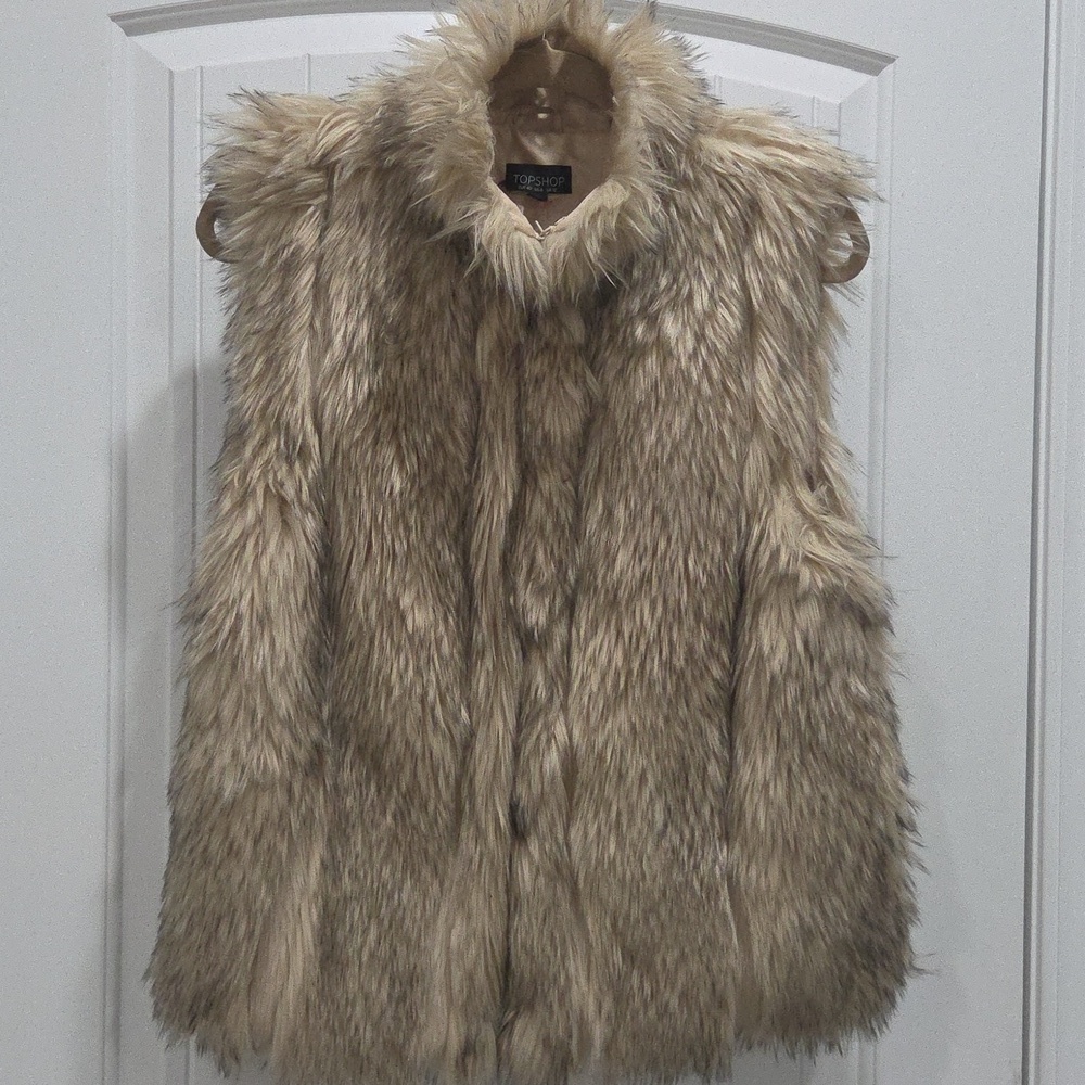 Topshop faux Fur  Cream/ BlackVest - so comfortable and amazing condition!Size 8